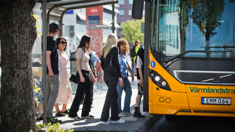Människor går på en regionbuss. 
