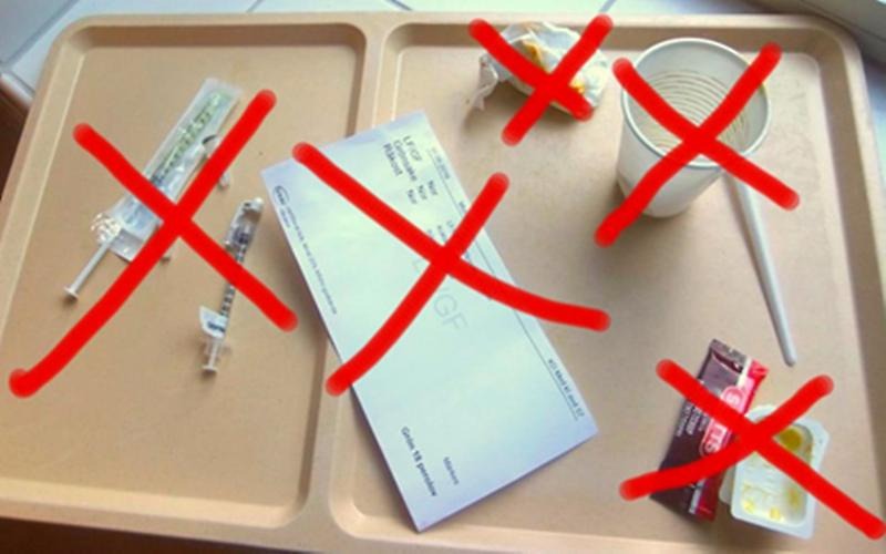 Måltidsbrickor på rad med överkryssade artiklar som klassas som skräp.