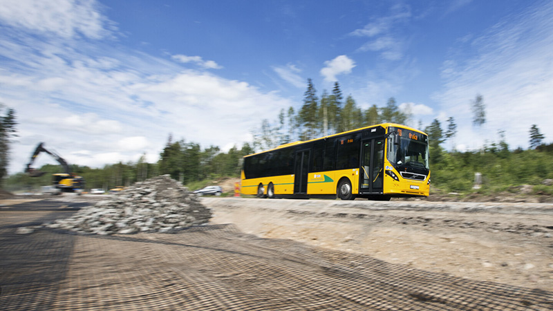 Buss kör på en väg.