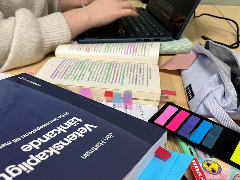 Böcker och studiehjälpmedel på ett bord.