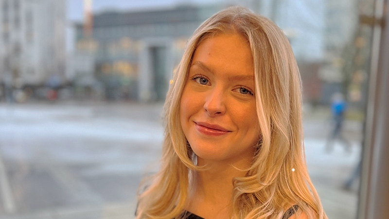 Porträttbild på studenten Ebba Holt