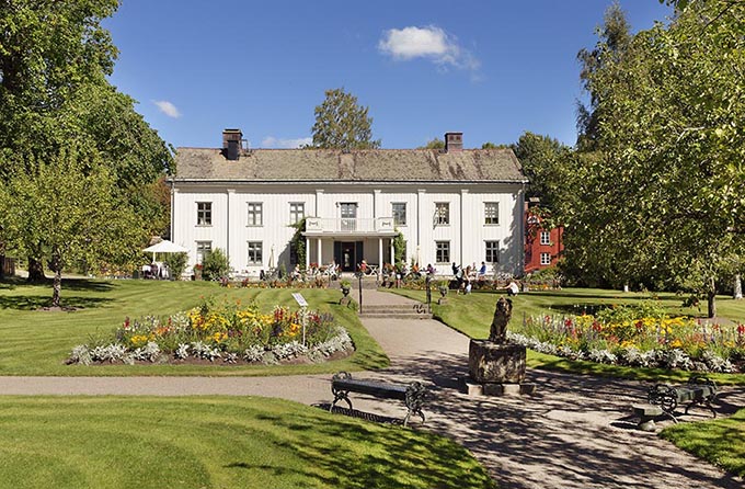 Alsters herrgård i sommaren. 