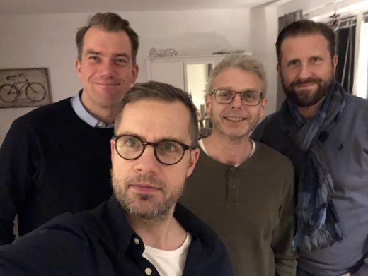 Bild på samtalande personer