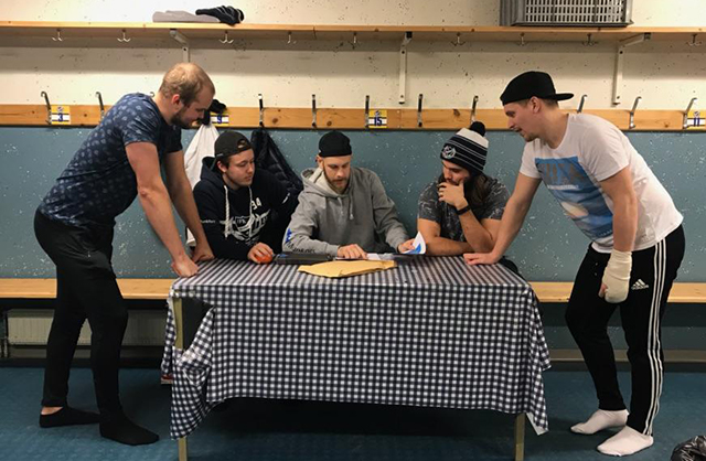 Bild på samtalande personer