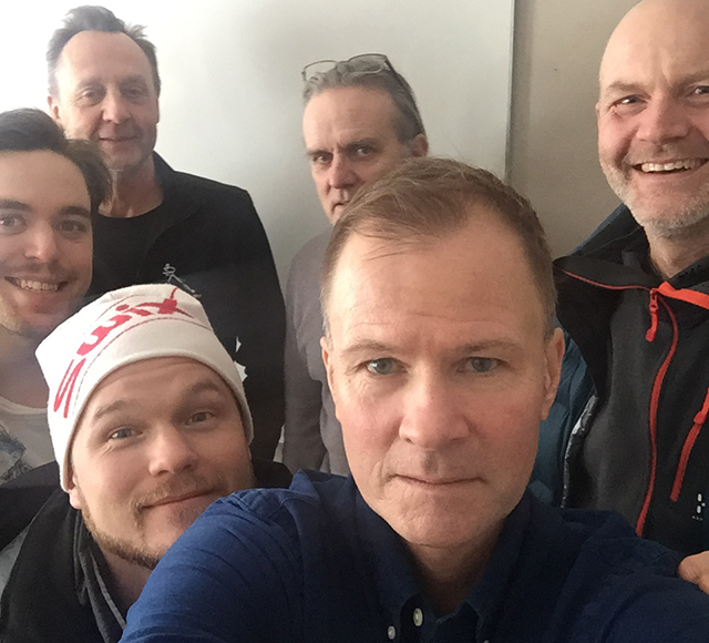 Bild på samtalande personer