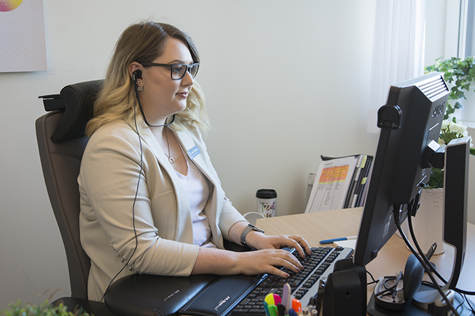 Louise arbetar som vårdadministratör
