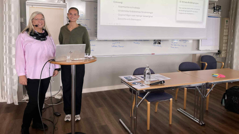 två kvinnor föreläser