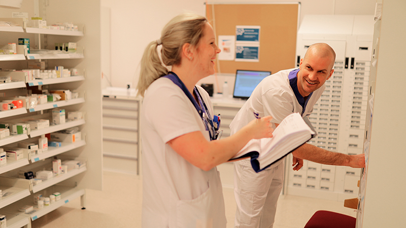 Sanna och Max arbetar som farmaceuter