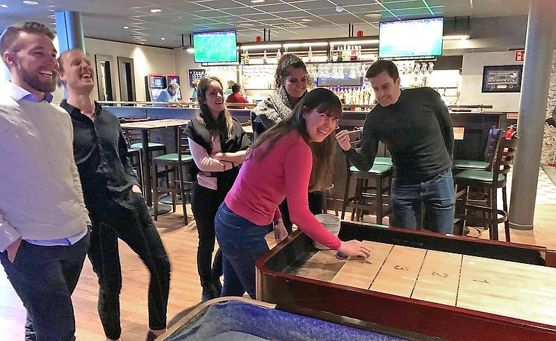 Nyanställda tandläkare spelar shuffleboard.