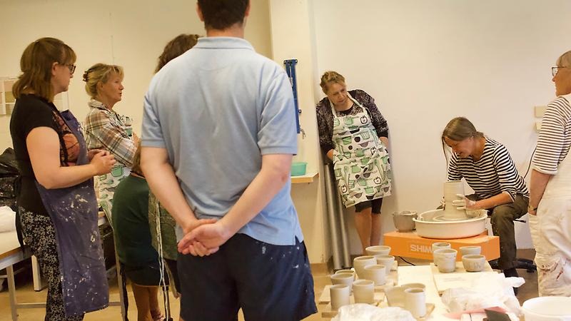 Kursbild drejakademin med elever som tittat på person som drejar