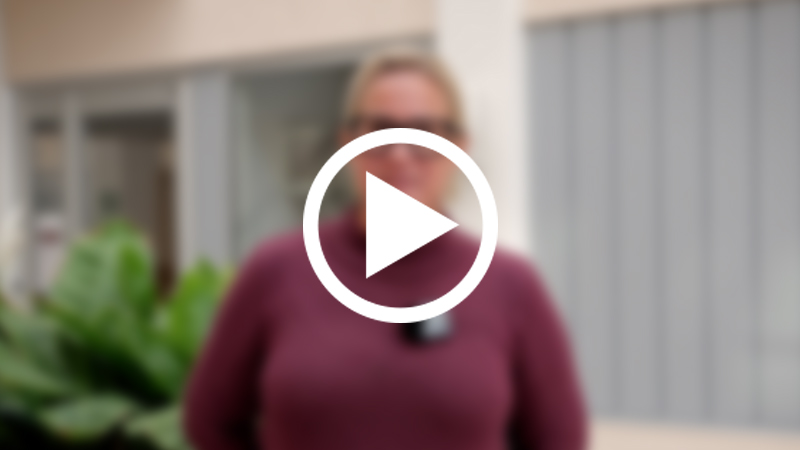 Suddig bild med person och en playsymbol för att visa att det finns ett videoklipp.