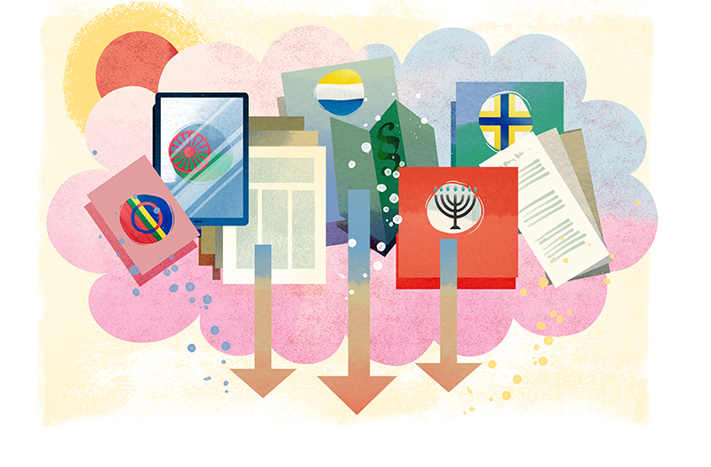 Arrangemang med systemkamera, akvarellmaterial, böcker, levande ljus och blomma.