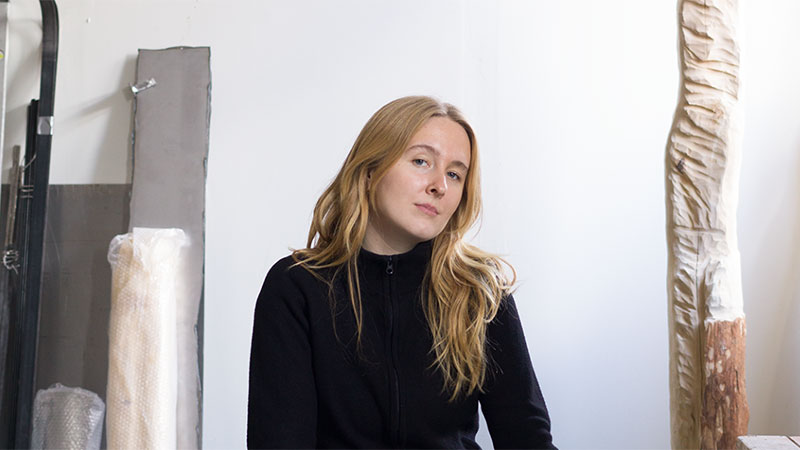 Blond kvinna klädd i svart.