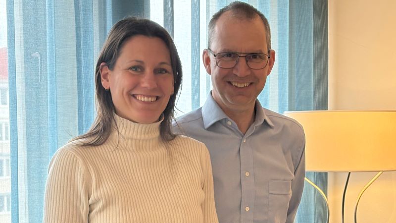Carolina och Magnus ler mot kameran.