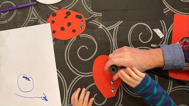 Pysslande händer.