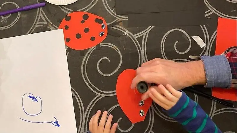 Pysslande händer.