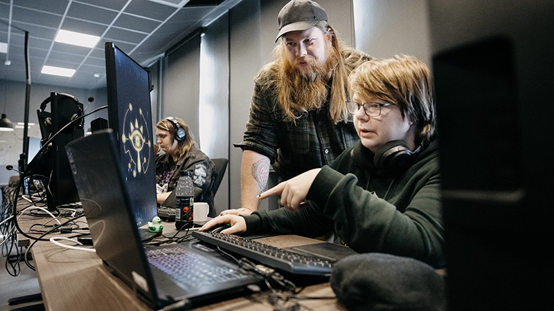 Två personer framför en dator.