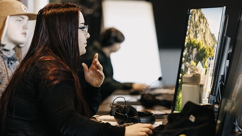 Tjej framför en dator.