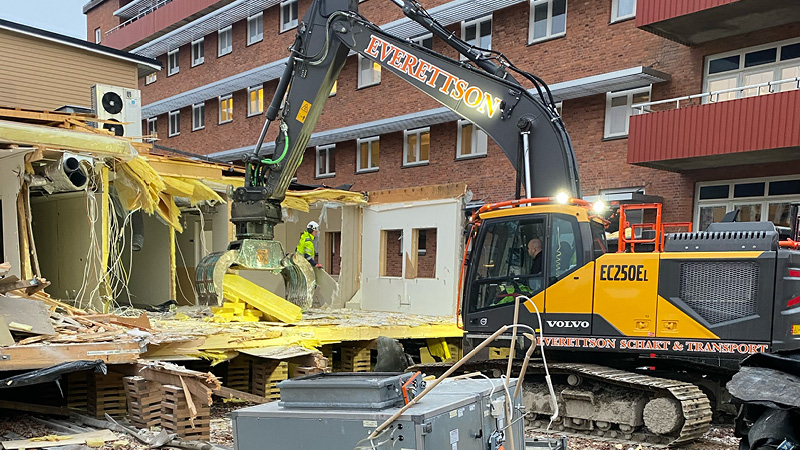 Rivning av hus 17 och 19.