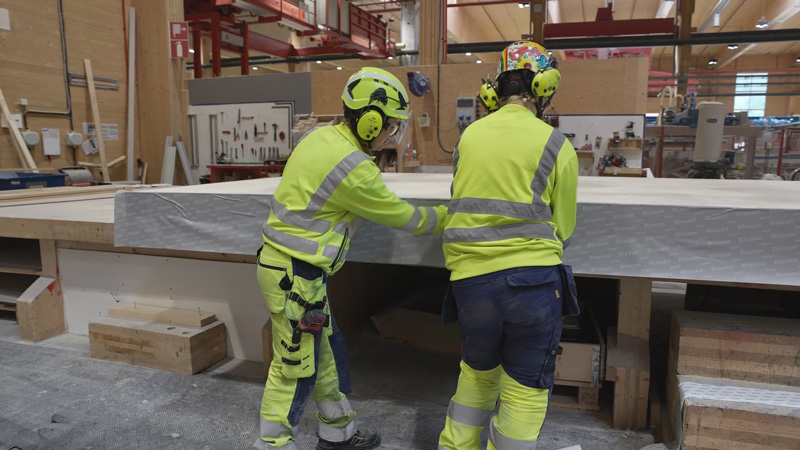 Två arbetare i träfabrik.