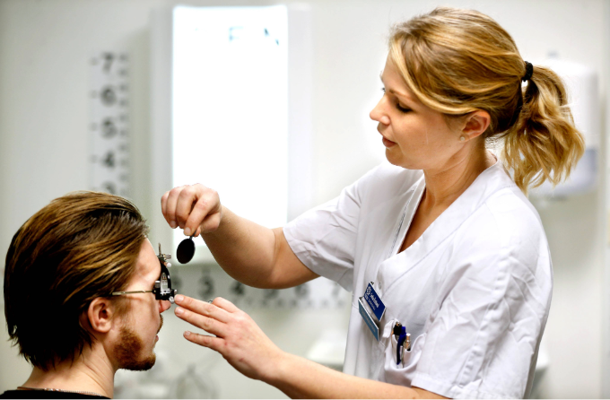 vårdpersonal undersöker en patients ögon