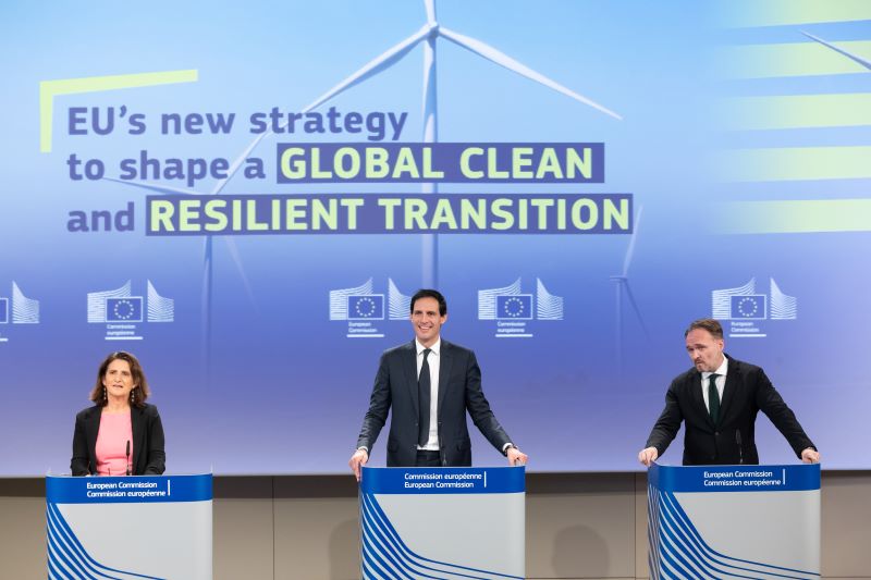 Tre personer i talarstol på en scen.