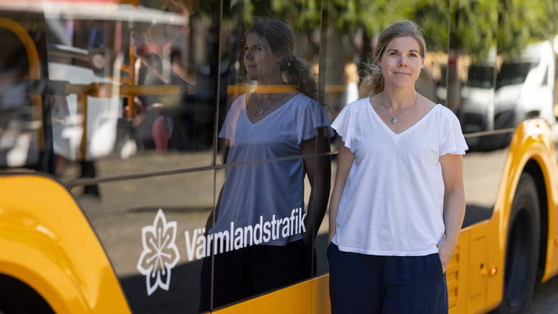 Ingela Larsson som står vid en buss.