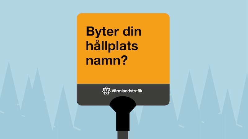 En illustrerad bild med en blå bakgrund där granar syns. Mitten av bilden är en hållplatsskylt med texten "Byter din hållplats namn?"