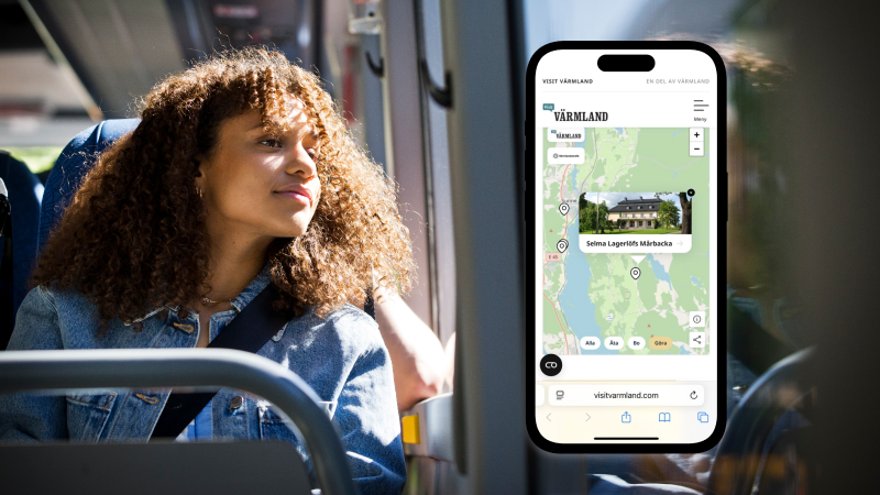 En tjej som sitter på bussen och kollar ut genom fönstret. På halva bilden visas en mobil som har karttjänsten uppe.