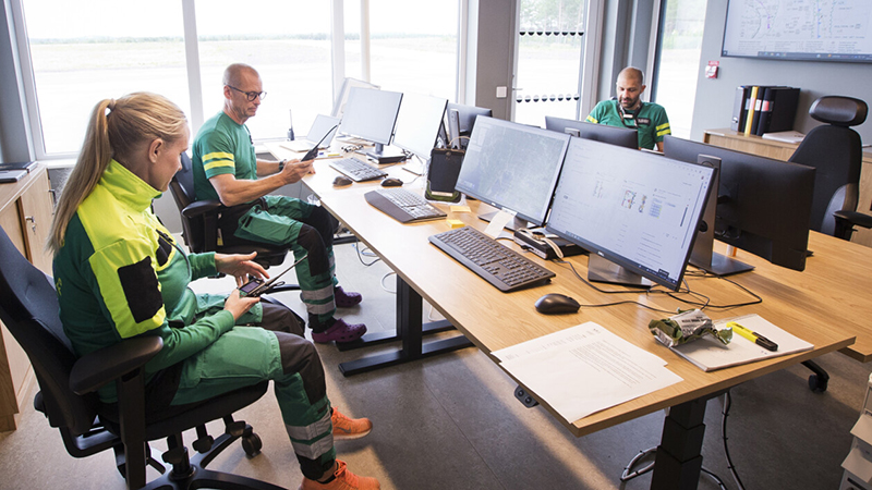 Tre vårdpersonal på luftambulanskontoret.