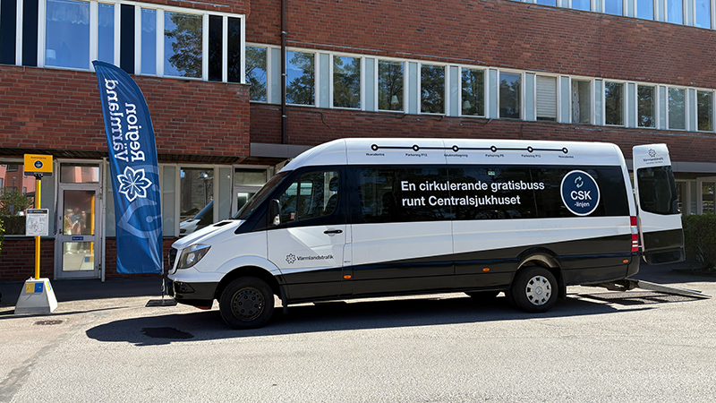Vit buss står parkerad vid hållplats Akutmottagningen