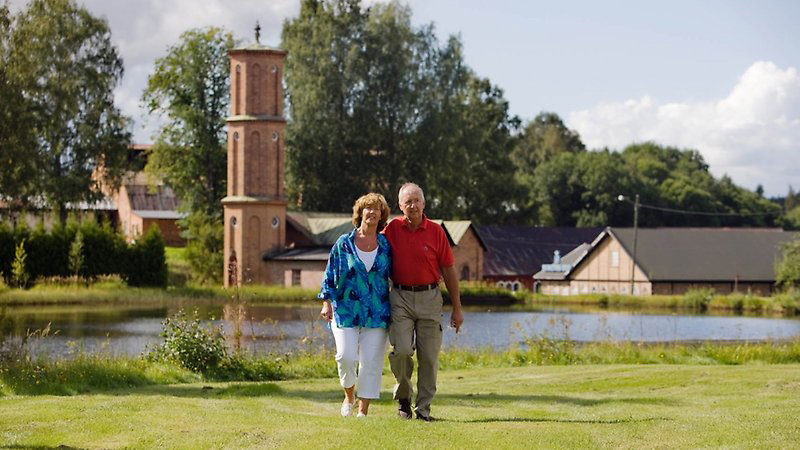 En man och en kvinna på promenad.