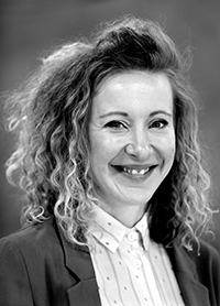 Svartvit ansiktsbild av Marie Johansson.