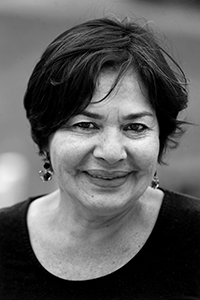 Svartvit ansiktsbild av Nelly Restrepo.