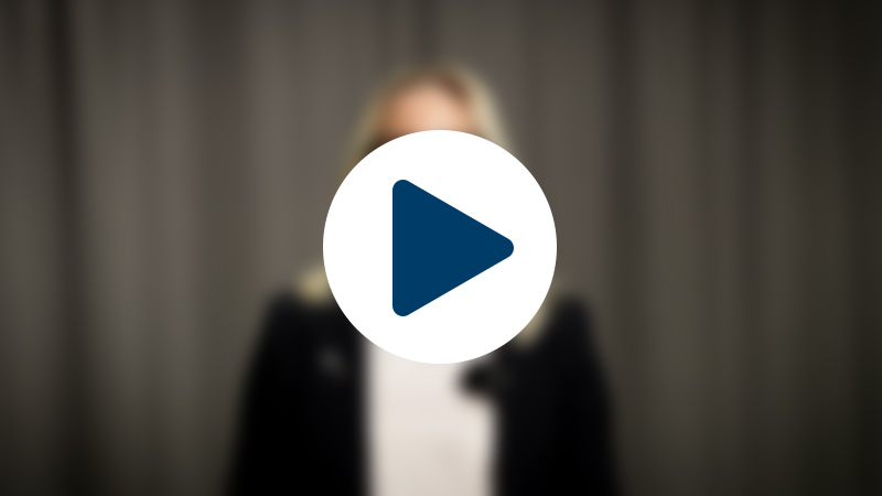 Bild på skarp playsymbol över suddig bakgrund.