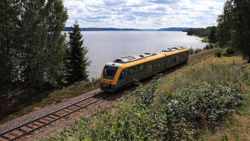 tåg som kör på Fryksdalsbanan i Värmland