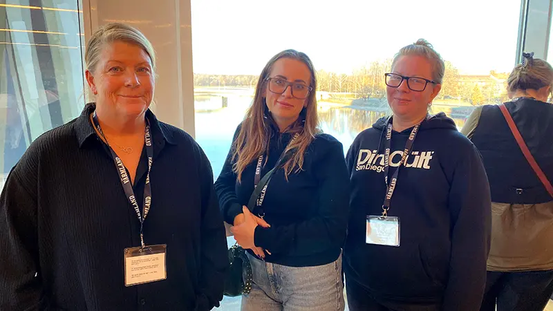 Porträtt på tre svartklädda kvinnor. 