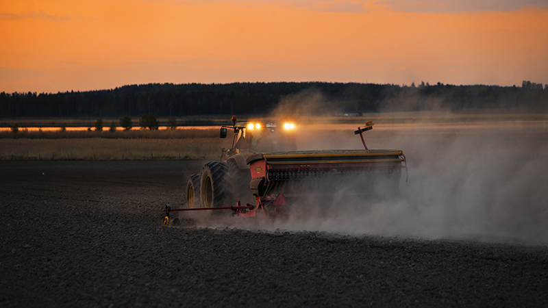 Traktor arbetar på fält.