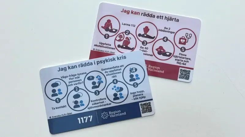 Plastkort med information om att man kan rädda i psykisk kris och ett hjärta.