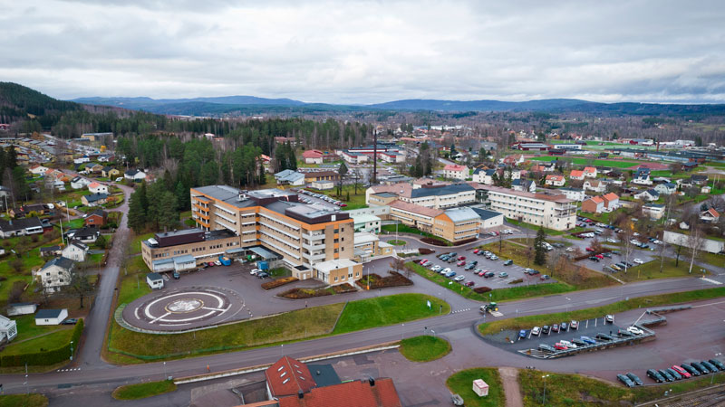 Flygbild över Sjukhuset Torsby med omgivningar.