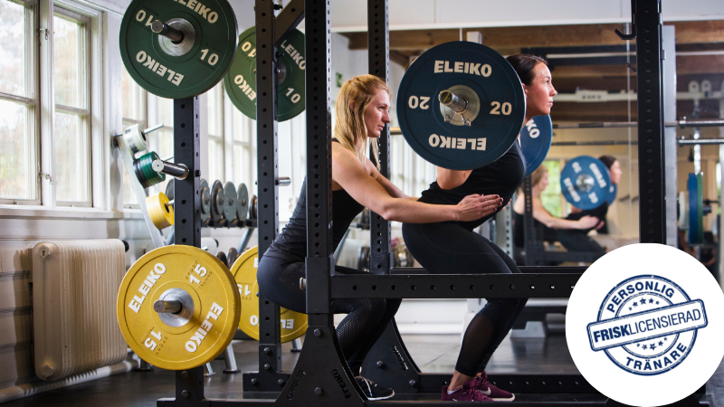 Två personer lyfter vikter på gym