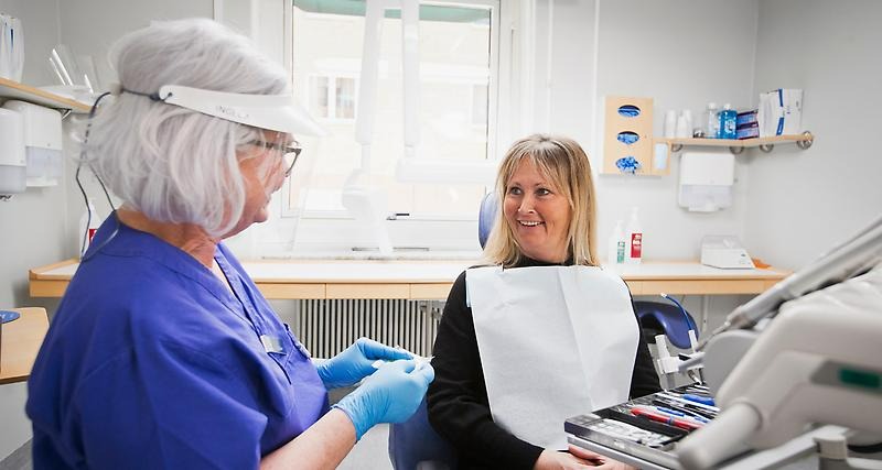 patient i tandläkarstol 