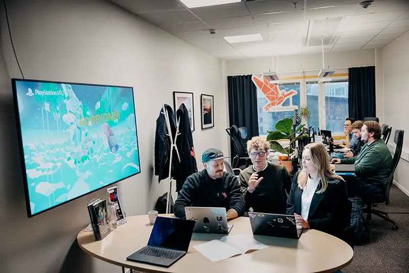 Grupp av människor som sitter i The Great Journeys lokaler