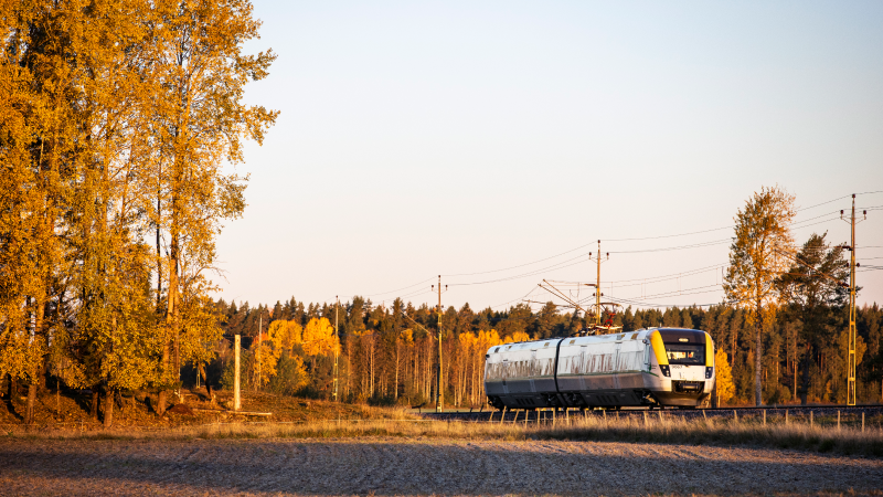 Ett Värmlandstrafiks tåg i sol.