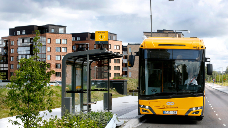Gul elbuss vid hållplats i Karlstad