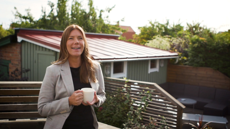 Innovatören Linda på sin altan.