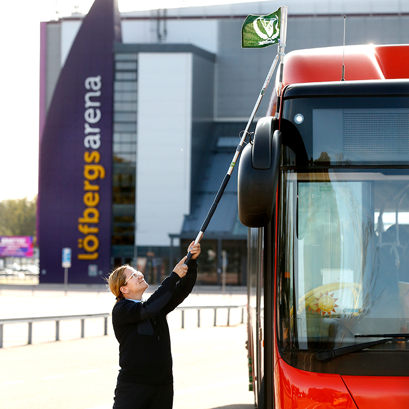 Hockeybuss utanför Löfbergs Arena