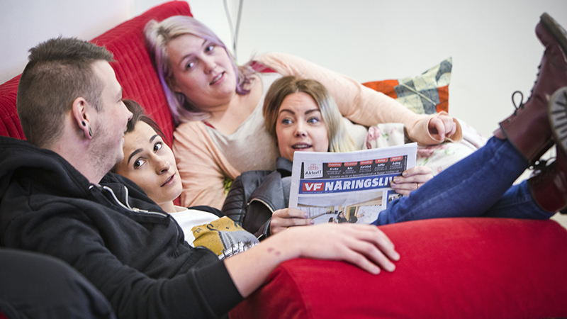 Kursdeltagare läser tidningen