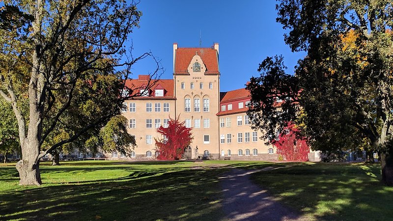 Äldre byggnad i solsken