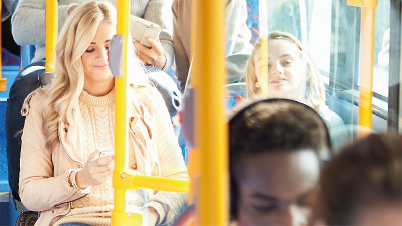 Tjej åker buss